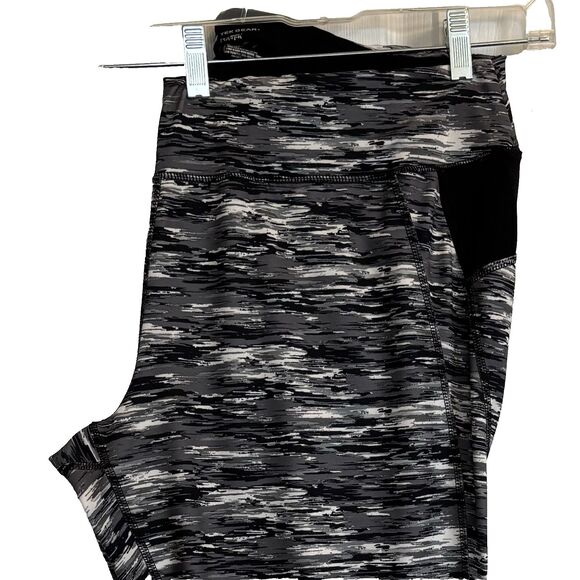 TEK GEAR Women's 2X (39x20) DRYTEK High-Waisted Capri Leggings, Gray/Black/White - Picture 6 of 16